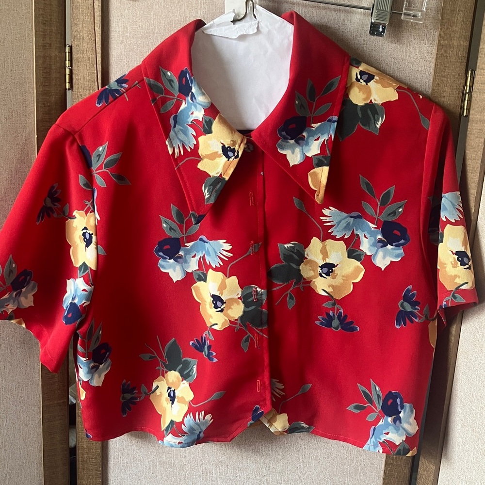 FINAL MARKDOWN 2 much Floral Red Cropped Blouse medium